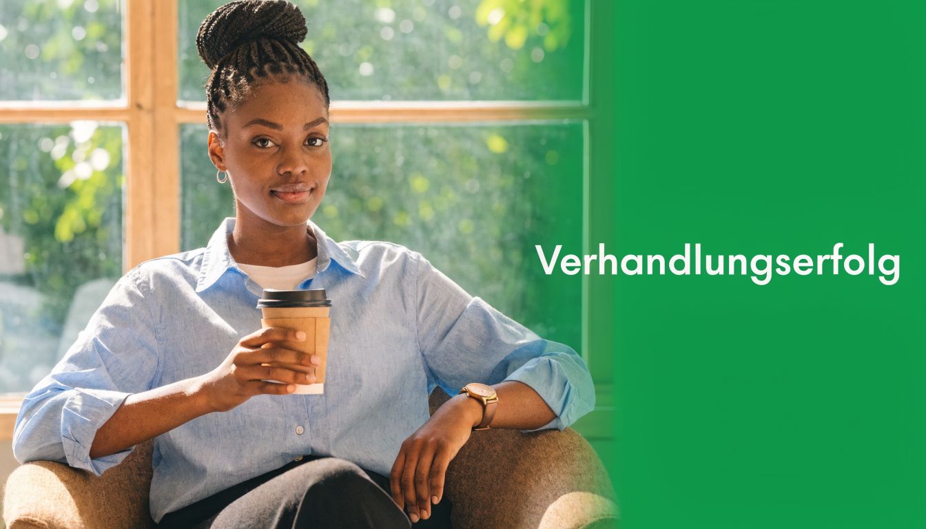 Eine selbstbewusste Frau mit einem Kaffee in der Hand vor einem Fenster, daneben grüner Text Verhandlungserfolg.