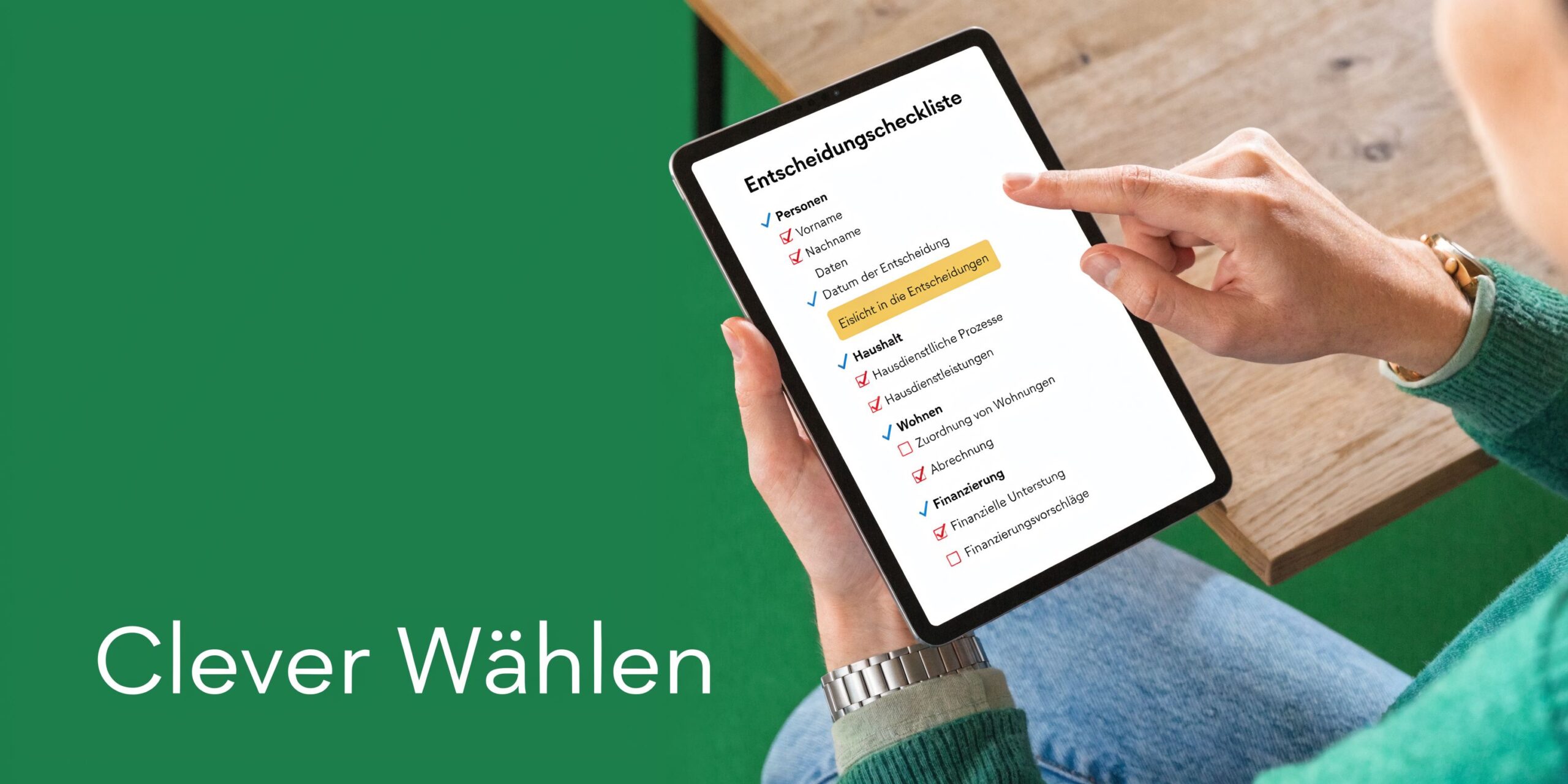 Eine Person nutzt ein Tablet für eine digitale Entscheidungscheckliste für die Planung sozialer oder häuslicher Dienstleistungen.