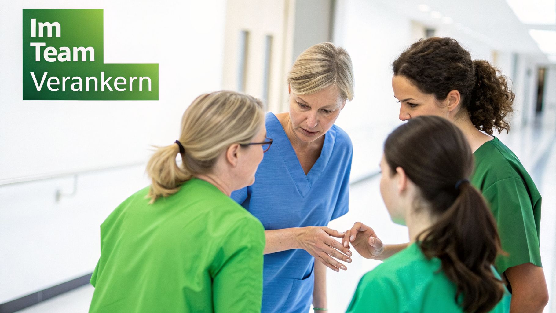 Vier Pflegekräfte in grünen und blauen Kasacks besprechen sich im Flur eines Krankenhauses.