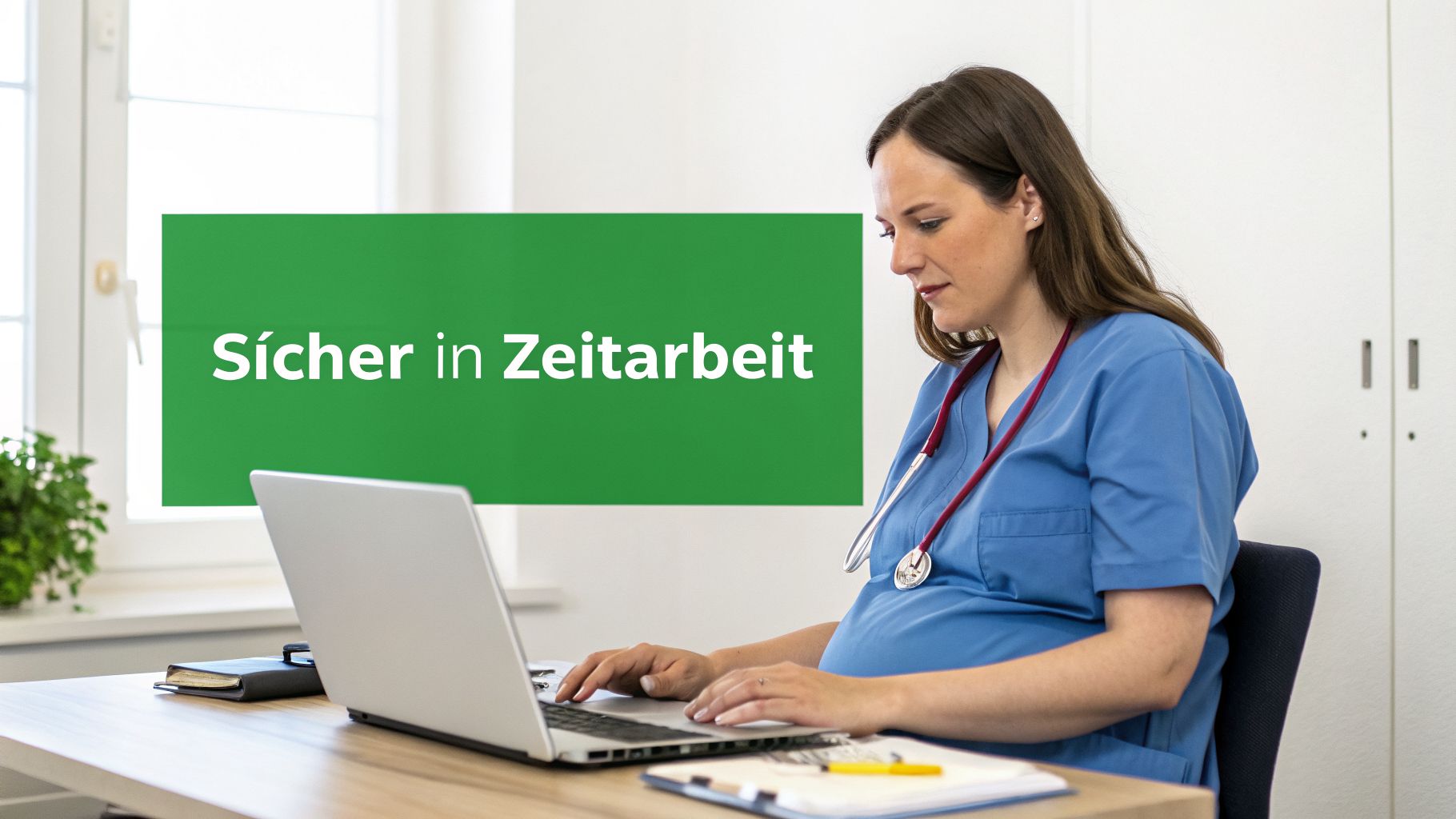 Schwangere Pflegefachkraft in blauer Arbeitskleidung, die an einem Laptop arbeitet, mit Text "Sicher in Zeitarbeit".