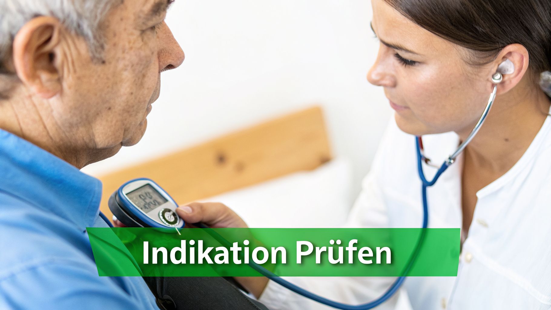 Eine Ärztin misst den Blutdruck eines älteren Mannes mit Stethoskop. Der grüne Text 'Indikation Prüfen' ist im Vordergrund.