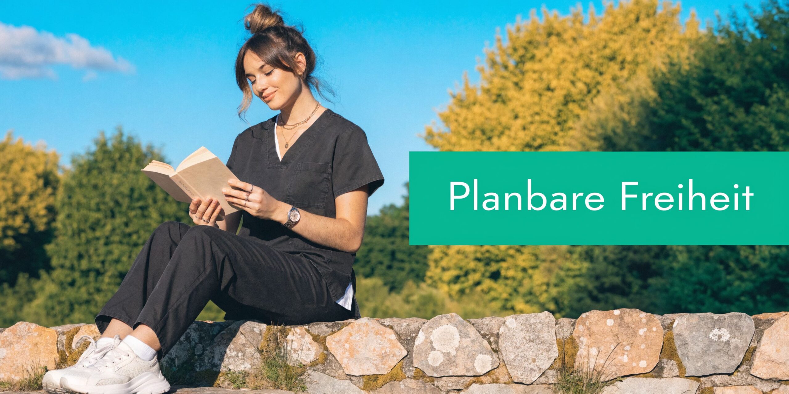 Eine entspannte Pflegekraft in Arbeitskleidung liest im Freien ein Buch und genießt ihre wohlverdiente Freizeit.