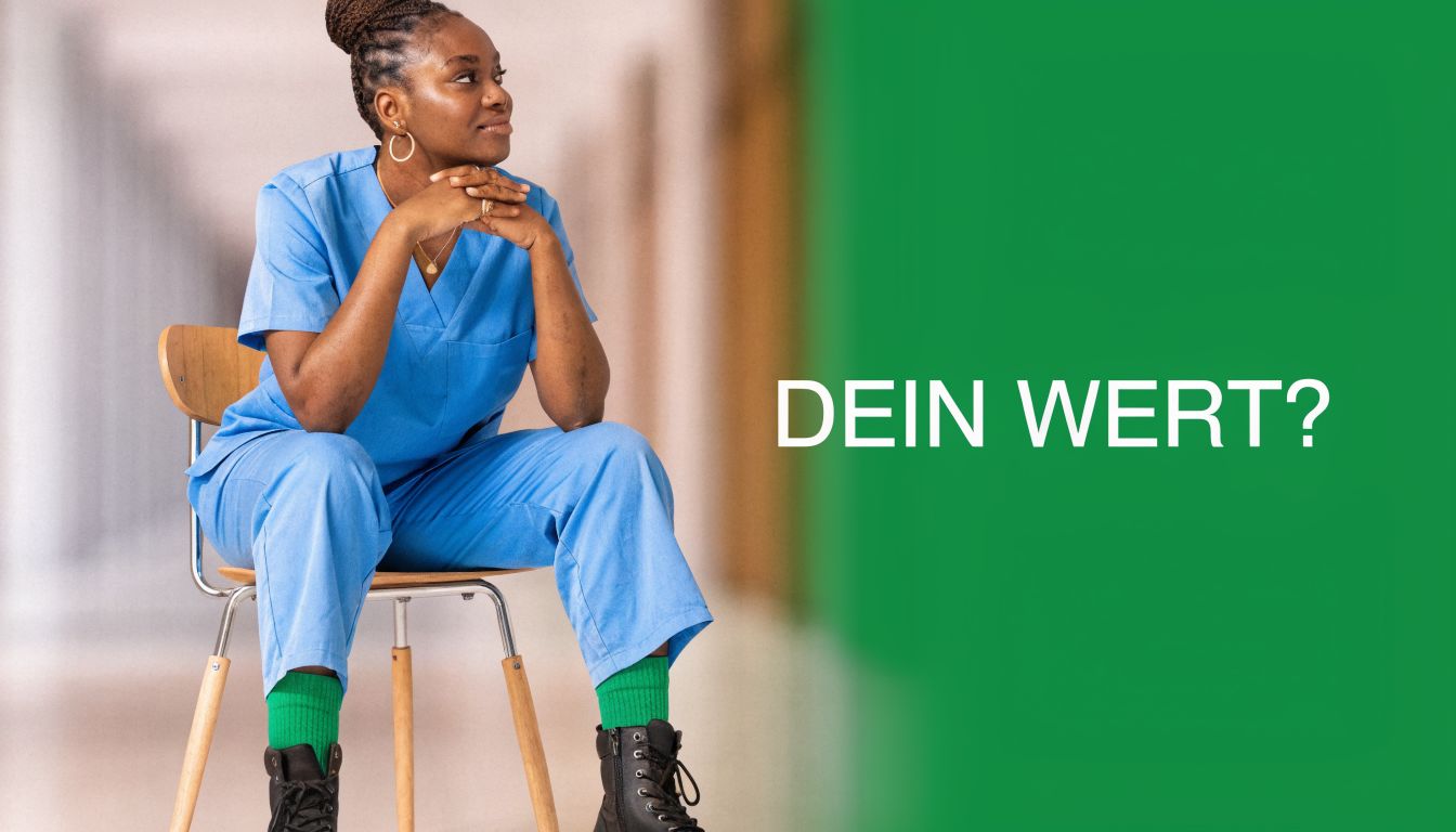 Eine nachdenkliche Pflegefachkraft in blauer Arbeitskleidung sitzt auf einem Stuhl vor einem grünen Hintergrund mit der Aufschrift DEIN WERT?