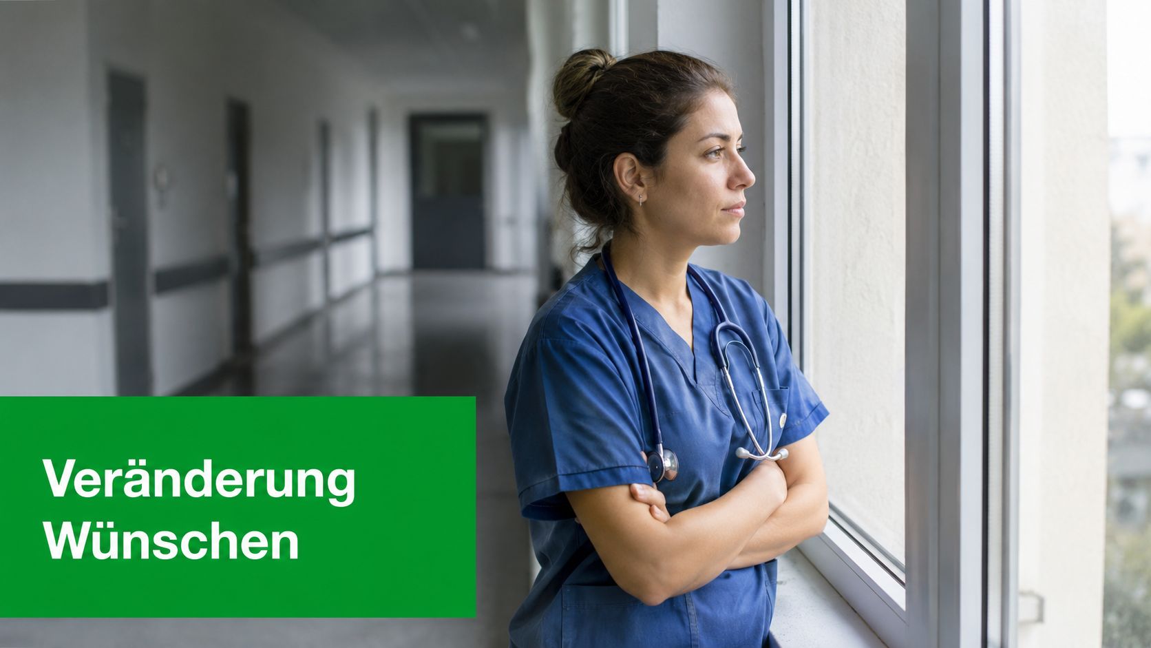 Eine nachdenkliche Krankenschwester schaut aus einem Fenster in einem Krankenhausflur mit dem Text Veränderung Wünschen.