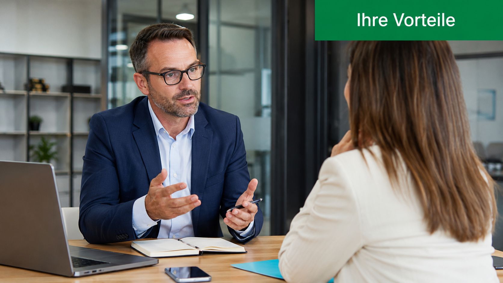 Ein professioneller Berater im Anzug führt in einem modernen Büro ein beratendes Gespräch mit einer Kundin.