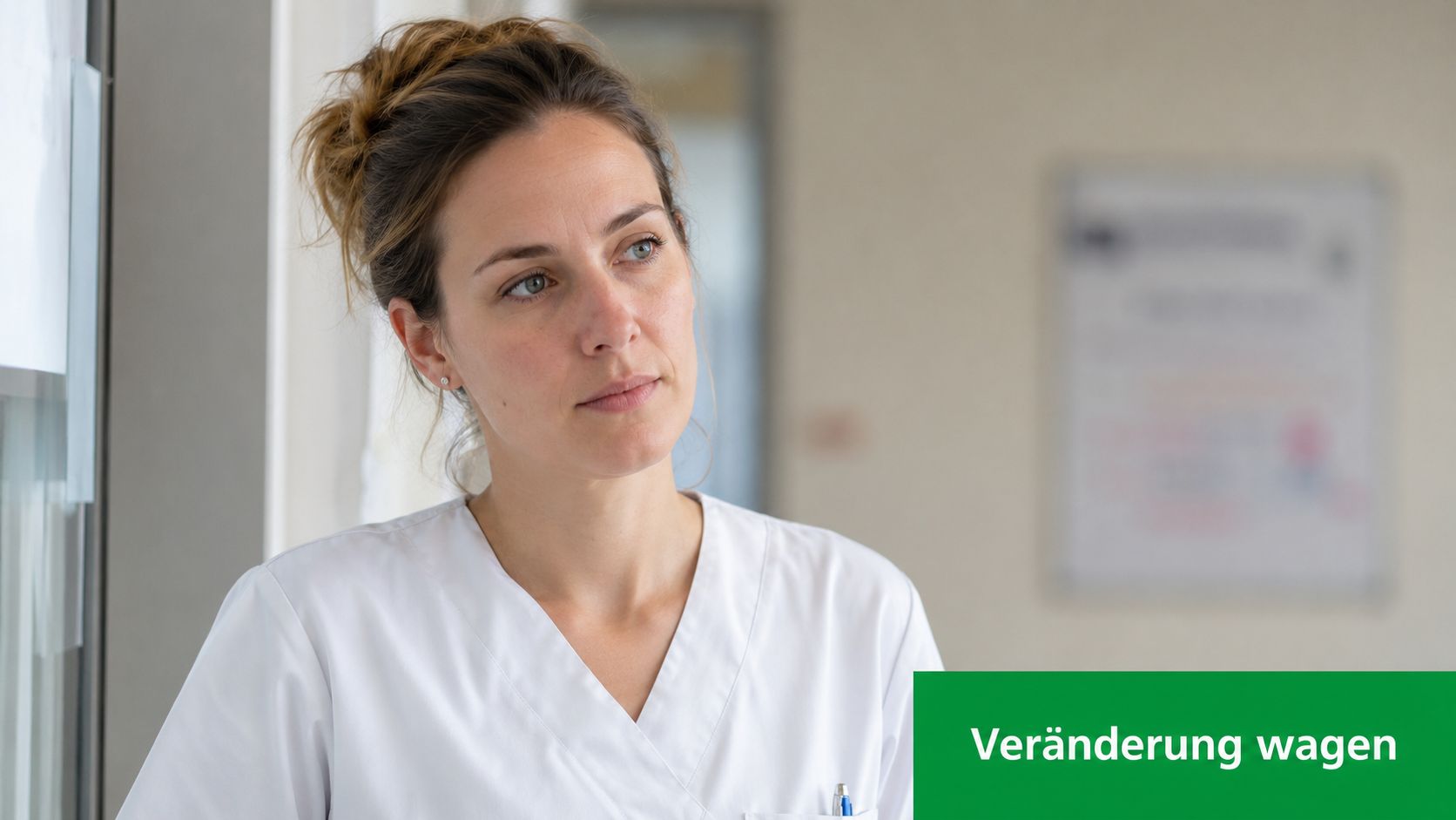 Eine weibliche Pflegekraft in weißer Arbeitskleidung blickt nachdenklich aus einem Fenster in einer medizinischen Einrichtung.
