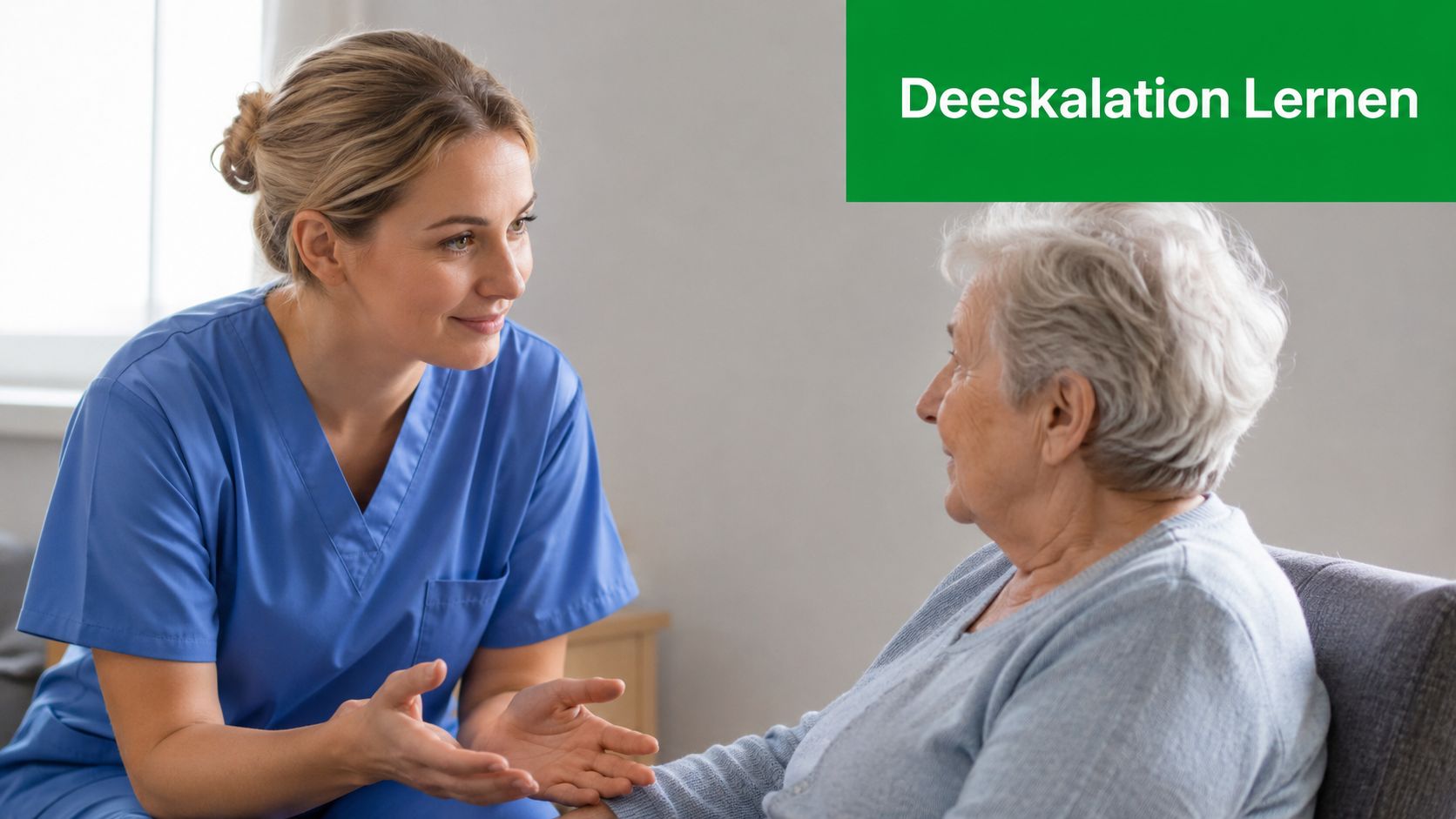 Eine freundliche Pflegekraft im Gespräch mit einer älteren Dame zur Deeskalation in einer Pflegesituation.