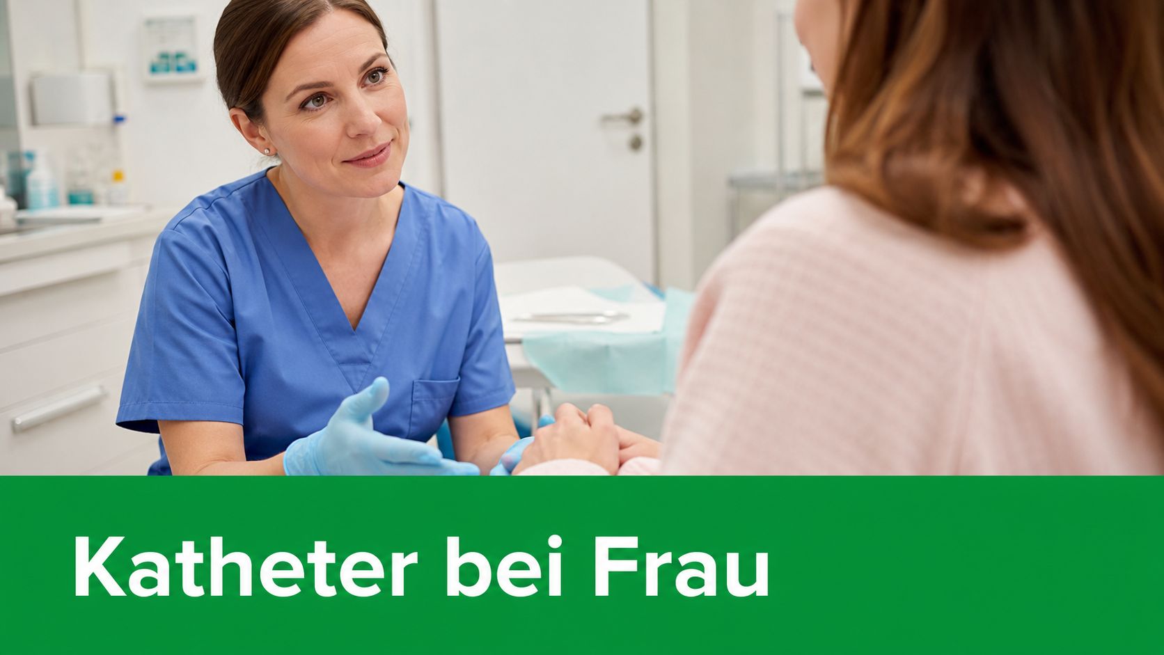 Eine Ärztin in blauer Kleidung berät eine Patientin über das Legen eines Blasenkatheters in einer Arztpraxis.