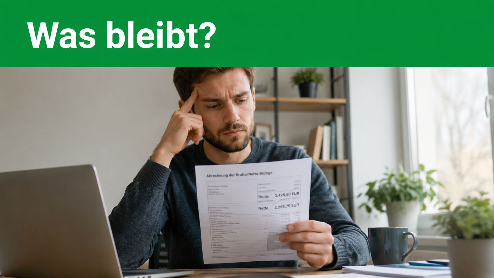 Ein nachdenklicher junger Mann betrachtet besorgt seine Gehaltsabrechnung, die den Brutto- und Nettobetrag deutlich anzeigt.