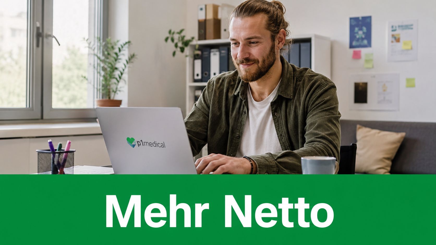 Ein Sozialpädagoge sitzt in einem modernen Büro an einem Laptop und optimiert seine finanzielle Situation für mehr Netto.
