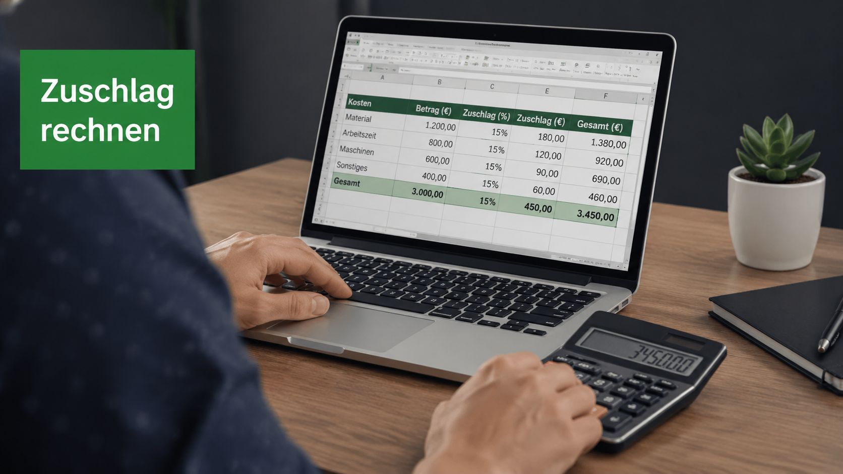 Eine Person sitzt am Schreibtisch und berechnet Zuschläge für verschiedene Kostenarten in einer übersichtlichen Excel-Tabelle auf dem Laptop.