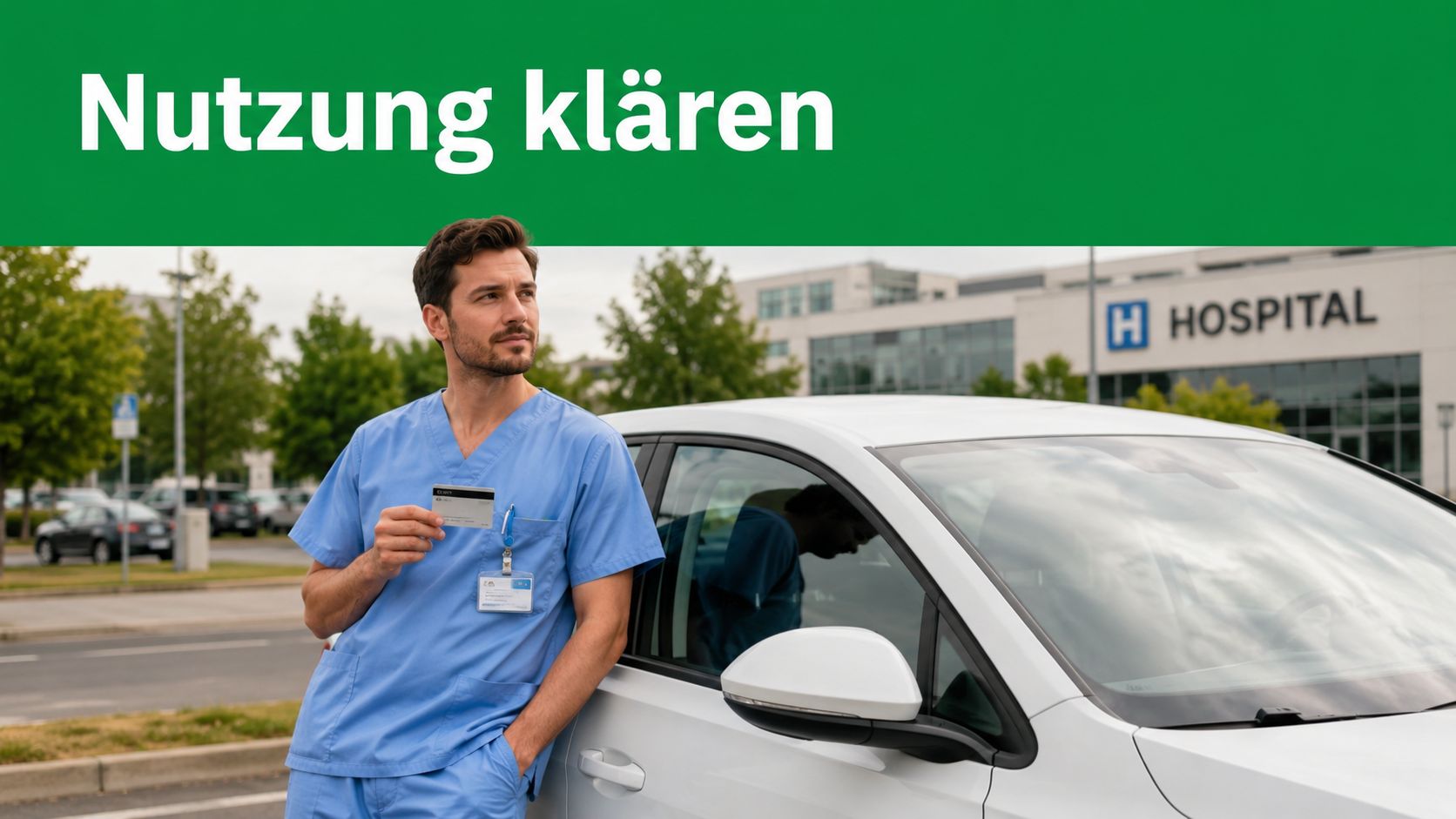 Ein Krankenhausmitarbeiter in blauer Arbeitskleidung steht mit einer Zugangskarte vor einem Krankenhausgebäude neben einem weißen Auto.