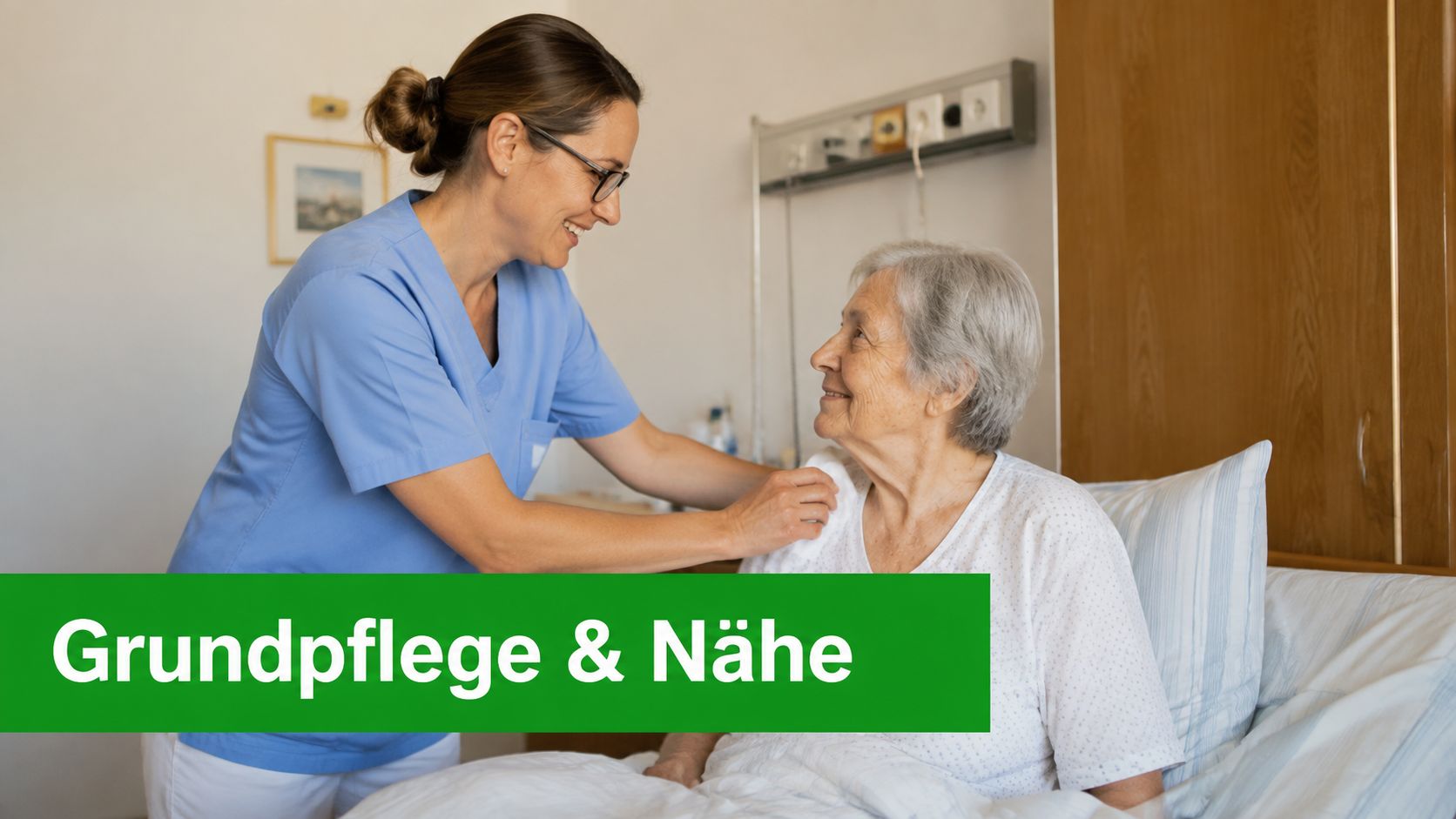 Eine freundliche Pflegekraft betreut eine ältere Frau einfühlsam und fürsorglich während der täglichen Grundpflege im Krankenhaus.