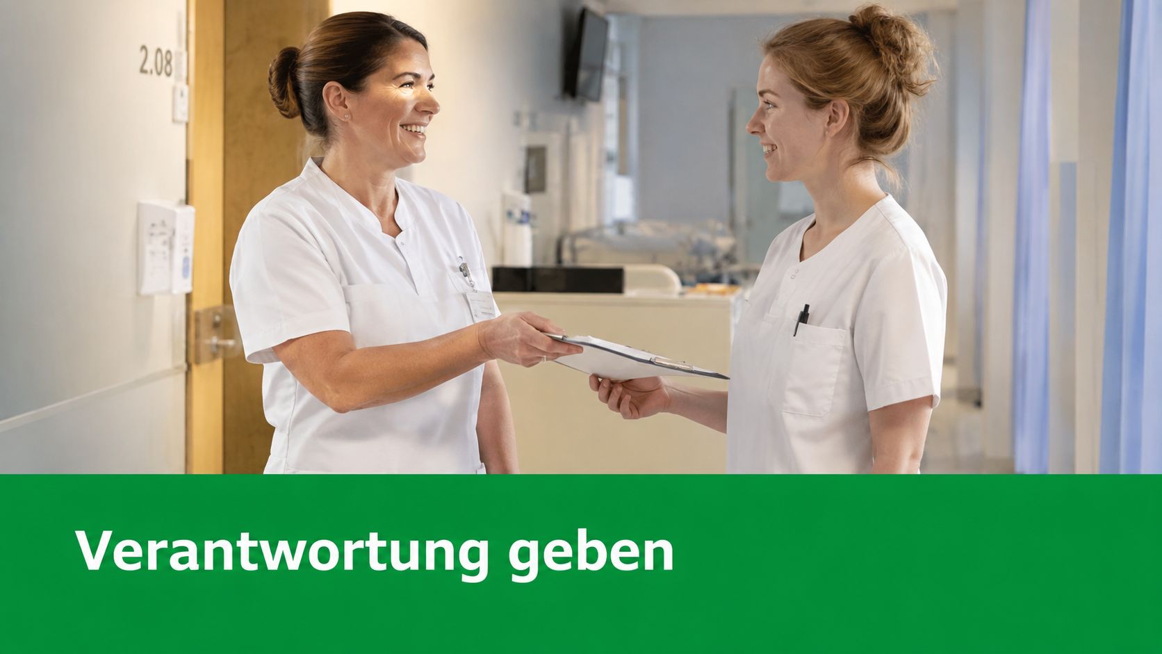 Zwei Krankenschwestern im Krankenhausflur, während eine der anderen ein Klemmbrett als Zeichen der Verantwortung übergibt.
