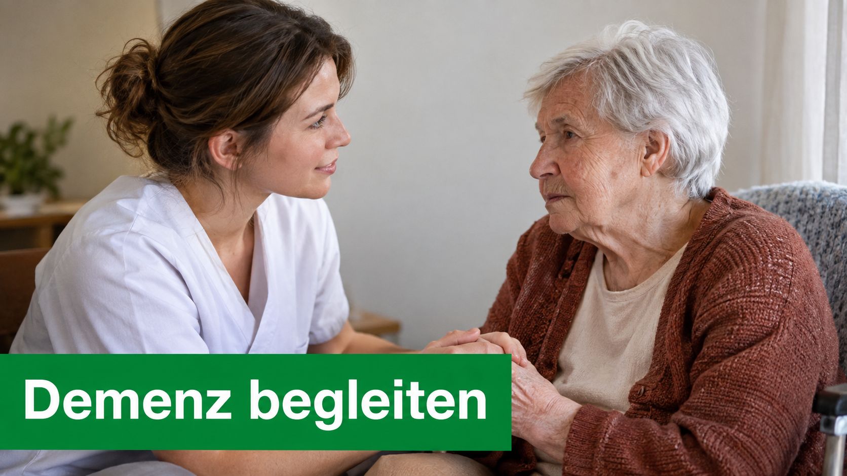 Eine freundliche Pflegekraft hält die Hand einer älteren Dame, um sie liebevoll bei ihrer Demenz zu begleiten.