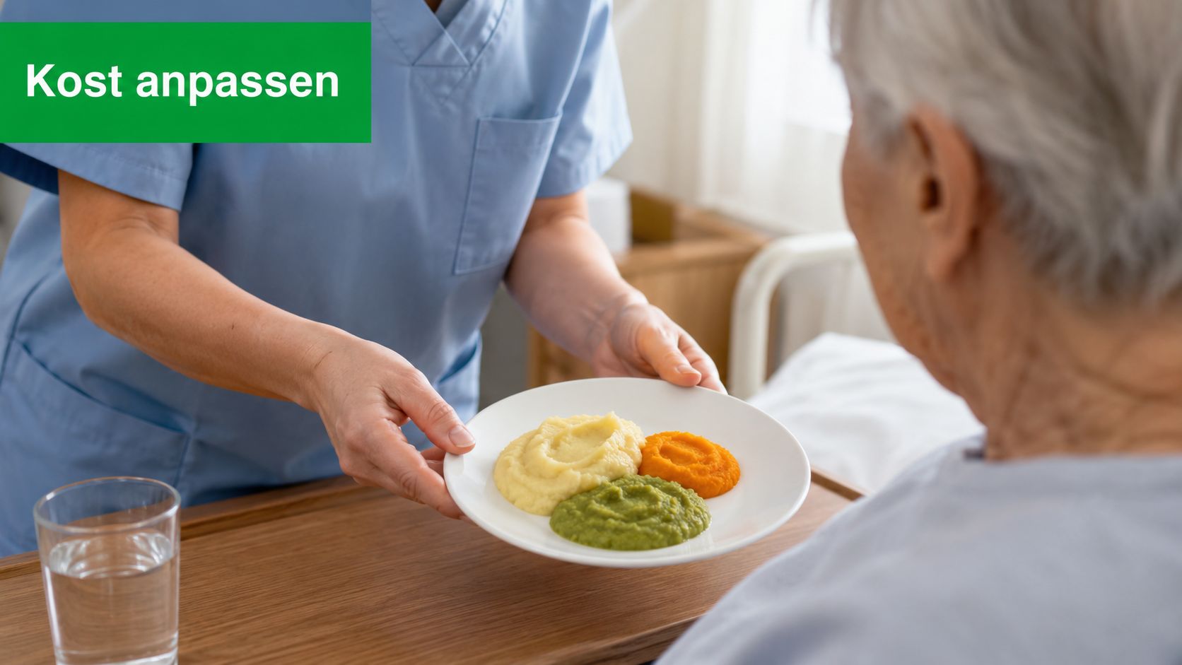 Eine Pflegekraft serviert eine Mahlzeit aus pürierten Speisen auf einem Teller an eine ältere Person im Krankenhausbett.