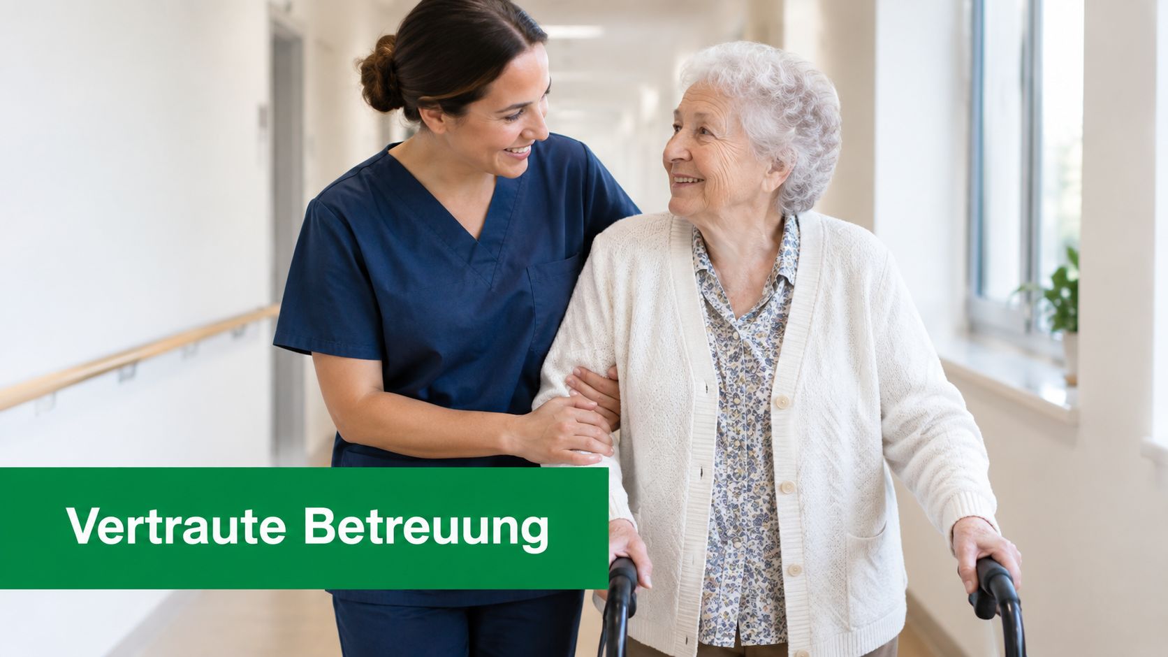 Eine freundliche Pflegekraft unterstützt eine ältere Dame mit einem Rollator beim Gehen im hellen Flur einer Pflegeeinrichtung.