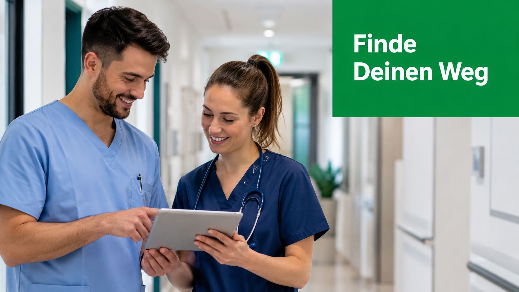 Zwei freundliche medizinische Fachkräfte in Arbeitskleidung betrachten gemeinsam etwas auf einem Tablet im Krankenhausflur.