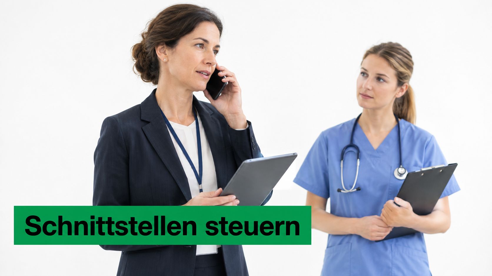 Eine Frau in einem Business-Anzug telefoniert, während eine Krankenschwester im Hintergrund mit einer Patientenakte steht.